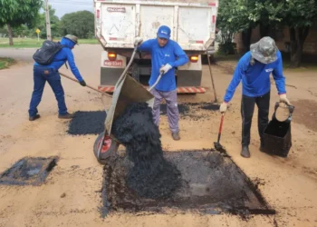 Palmas recupera 79 vias em fevereiro com 8 mil buracos tapados e toneladas de asfalto