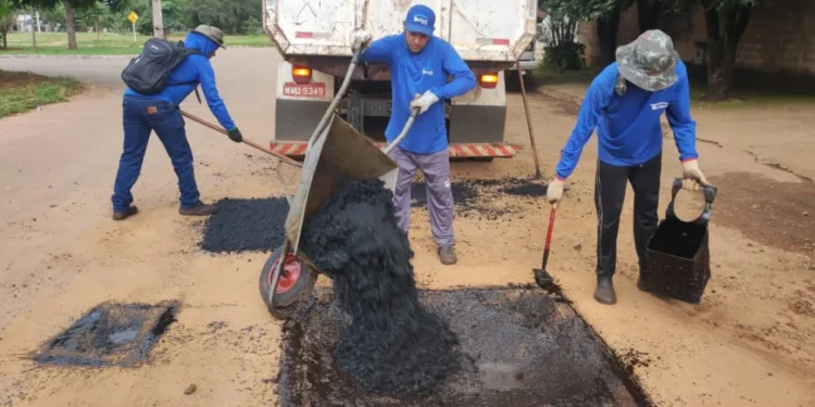 Palmas recupera 79 vias em fevereiro com 8 mil buracos tapados e toneladas de asfalto