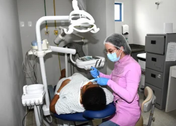 A confeiteira e auxiliar de serviços gerais, Genilza Rodrigues foi atendida na nova cadeira odontológica