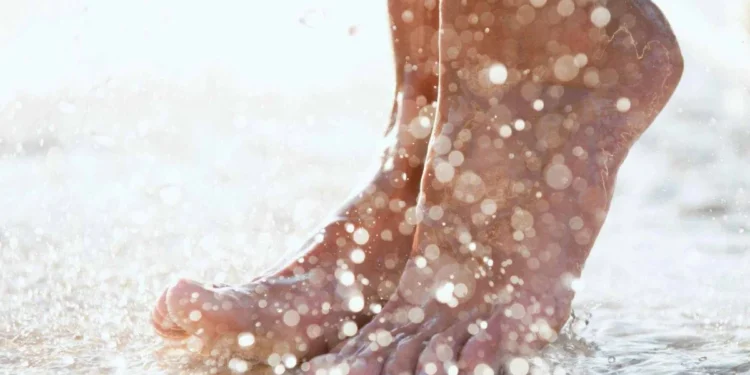 Temos bilhões de bactérias nos pés: com que frequência devemos lavá-los?