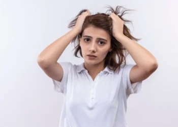 É normal perder de 100 a 150 fios por dia para quem lava os cabelos todos dos dias, diz tricologista
crédito: stockking/ FreePik