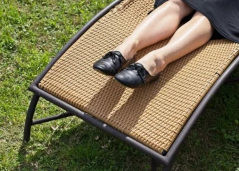 Passar muito tempo sentado contribui para o surgimento da "trombose do viajante"
crédito: wirestock/ FreePik