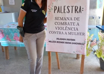 Durante o evento, a delegada ainda foi homenageada pela comunidade escolar - Foto: Divulgação PCTO