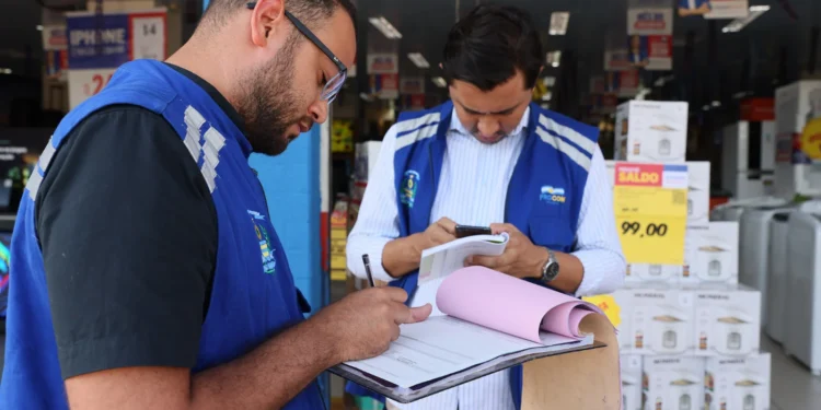 Procon de Palmas realiza blitz educativa em alusão ao Dia do Consumidor