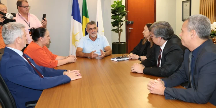 Amélio Cayres recebe presidente do TJ-TO e destaca relação institucional entre os Poderes