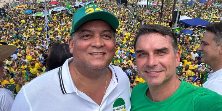 Com Bolsonaro, senador Eduardo Gomes participa de ato em defesa da anistia aos presos de 8 de janeiro