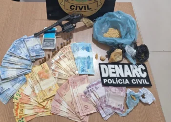 Os policiais apreenderam várias porções de drogas, mais de R$ 1,5 mil em espécie, um revólver e munições