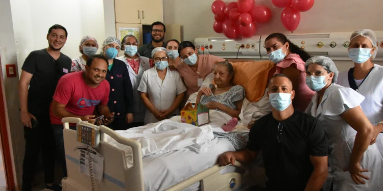 Surpresa! HGP realiza festa de aniversário para paciente idosa