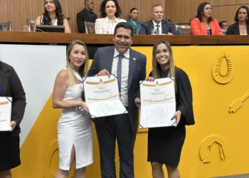 Delegada Sarah Lilian, à esquerda, Dep. Marcus Marcelo, ao meio e delegada Ana Maria Varjal, à direita - Adrielly Calixto / Governo do Tocantins