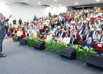 Amélio Cayres lembra compromisso com vereadores em evento da Asscam
