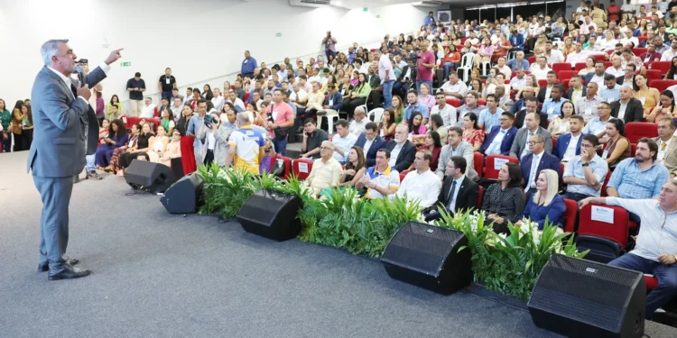 Amélio Cayres lembra compromisso com vereadores em evento da Asscam