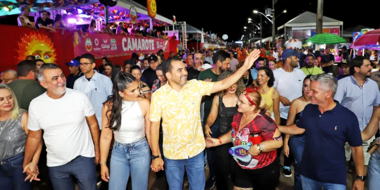 Governador Wanderlei Barbosa prestigia penúltima noite de Carnaval de Gurupi