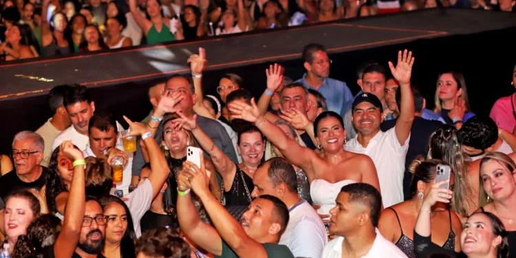 Em Palmas, governador Wanderlei Barbosa prestigia última noite de Carnaval ao lado da população na Praça dos Girassóis