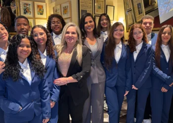 Primeira-dama Karynne Sotero com os dez jovens homenageados em Barcelona (Maurício Egberto/Governo do Tocantins)