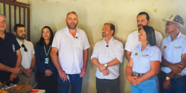 Prefeito destacou os avanços conquistados e a importância da parceria com o Governo do Tocantins para fortalecer as agroindústrias familiares e buscar novas oportunidades de desenvolvimento local.
Foto: Matheus Alcântara/Governo do Tocantins