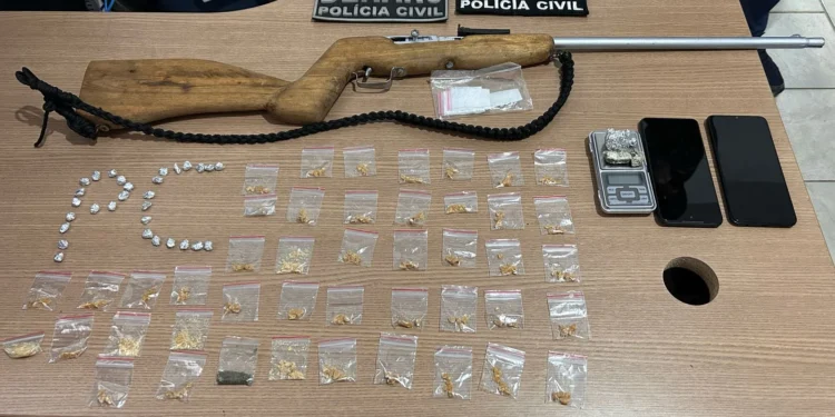 Foram apreendidos com os suspeitos diversas porções de drogas e uma arma de fogo - Divulgação PC/TO