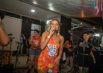 Intérprete de Libras faz tradução simultânea do show da banda Tô Pagodeira no Carnaval da Fenty Ampla