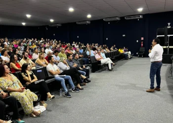 A diretora Paula Rodrigues ressaltou a importância de descentralizar as discussões sobre o novo PCCR da Educação