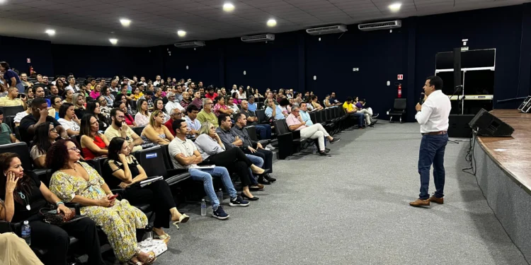 Seduc realiza Diálogo Aberto sobre o novo PCCR da Educação com professores da Regional de Araguaína