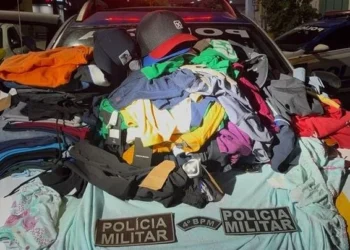 Os policiais recuperaram mais de R$ 9 mil em roupas que haviam sido subtraídas do estabelecimento comercial, em Gurupi - Divulgação PCTO