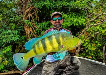 Jeová Lima, com um belo exemplar de tucunaré pescado no lago de Palmas, trocou a pesca predatória pelo esporte Foto: Arquivo Pessoal