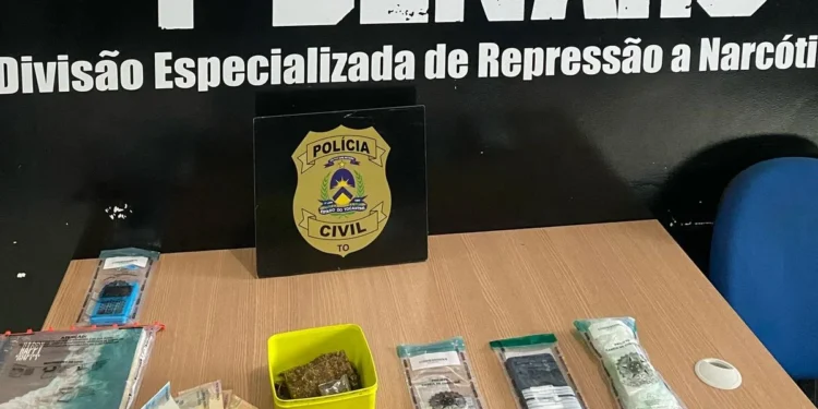 Drogas e objetos apreendidos pelos policiais civis na residência do suspeito - Divulgação PCTO