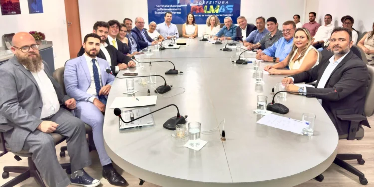 Prefeito recebe comitiva de empresários europeus e conhece modelo de instituição para idosos