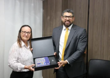 Presidente do TJ/TO presenteou o secretário Bruno Azevedo durante visita institucional - Elias Oliveira/Ascom TJ/TO