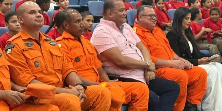 Senador Eduardo Gomes participa da aula inaugural do Programa Bombeiro Mirim ao lado do governador Wanderlei Barbosa