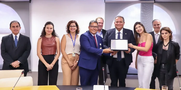 Vice-presidente do Senado, Eduardo Gomes recebe homenagem da Anatel por contribuição ao setor de telecomunicações