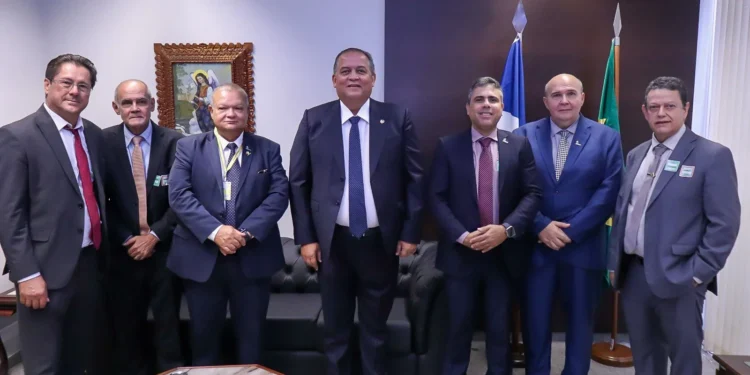 Senador Eduardo Gomes recebe representantes do Fisco em Brasília e debate pautas tributárias e institucionais