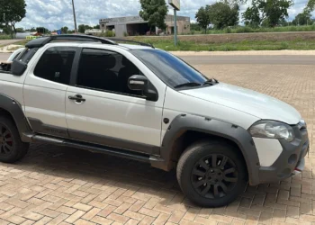 Polícia Civil recupera veículo após pai e filho tentarem fugir com o carro.