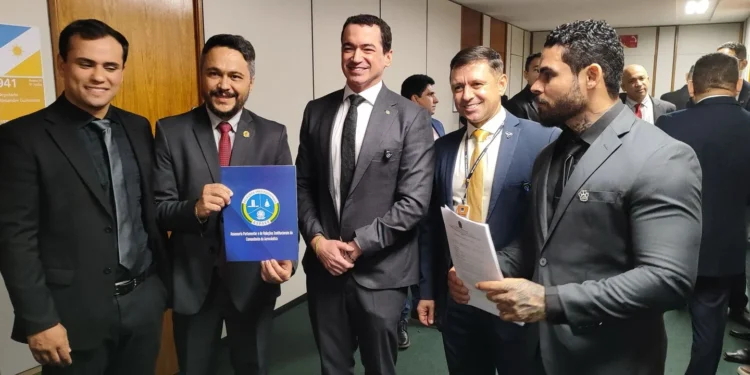 Documento de autorização para o início dos voos é entregue, para vereadores e deputado federal Alexandre Guimarães