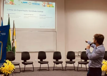 Médico veterinário da Adapec apresenta trabalho executado pela Agência aos estudantes. Foto - Divulgação.