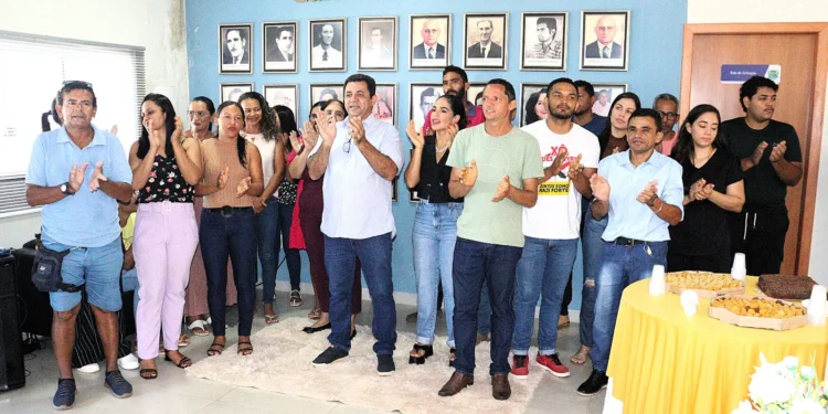 Prefeito e vice-prefeita de Tocantínia participam da celebração de aniversário de servidores municipais