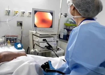 O exame de colonoscopia é uma forma de detecção precoce do câncer colorretal