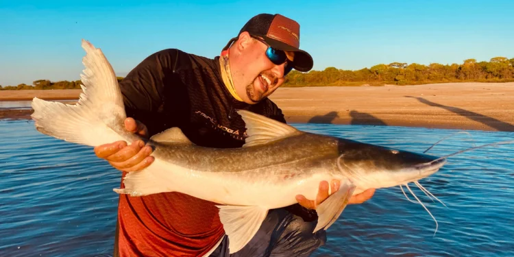 Luis Henrique da Silva veio de Belo Horizonte praticar a pesca esportiva no Tocantins - Foto: Divulgação Araguaia Ladge