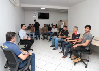 No local do atendimento, donos de empresas de desmonte ainda passam por uma orientação quanto o processo de regularização. Foto: Felix Carneiro / Governo do Tocantins