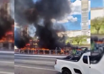 Incêndio começou numa fiação da avenida Eliseu de Almeida, nas proximidades da Vila Sônia • Reprodução/ Redes Sociais