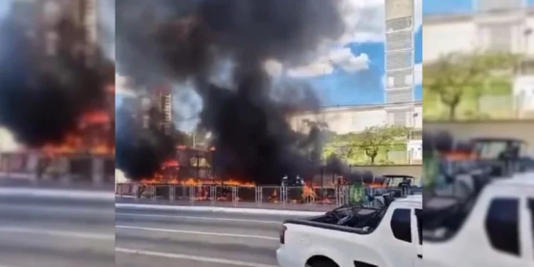 Incêndio começou numa fiação da avenida Eliseu de Almeida, nas proximidades da Vila Sônia • Reprodução/ Redes Sociais