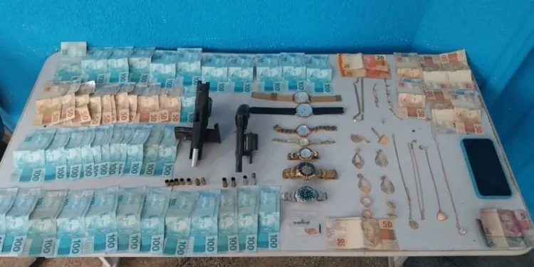 PMAM apreende mais de R$4 mil em ação contra sequestradores de gerente de banco no estado • Divulgação/PMAM