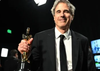 Walter Salles posa com o Oscar de Melhor Filme Internacional por "Ainda Estou Aqui" nos bastidores da 97ª edição da premiação • Richard Harbaugh/The Academy via Getty Images