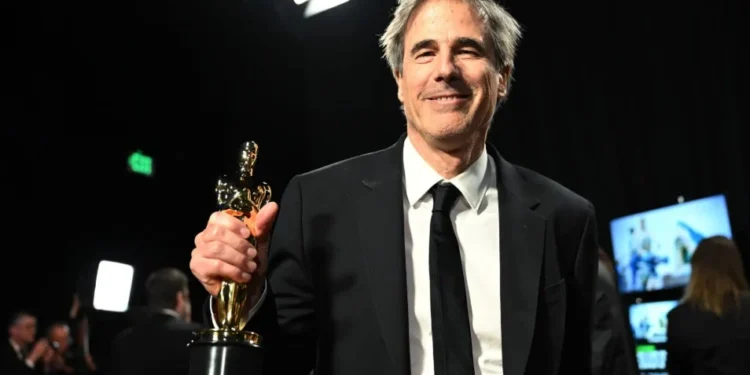 Walter Salles posa com o Oscar de Melhor Filme Internacional por "Ainda Estou Aqui" nos bastidores da 97ª edição da premiação • Richard Harbaugh/The Academy via Getty Images