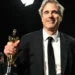 Walter Salles posa com o Oscar de Melhor Filme Internacional por "Ainda Estou Aqui" nos bastidores da 97ª edição da premiação • Richard Harbaugh/The Academy via Getty Images