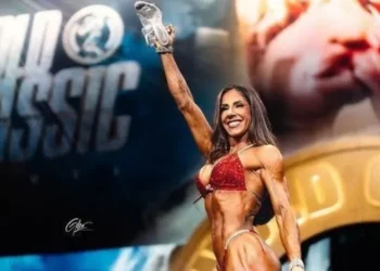 Angelica Teixeira tirou os sapatos durante apresentação no Arnold Classic Ohio • Reprodução/Instagram Angelica Teixeira