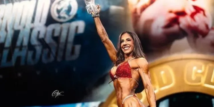 Brasileira bicampeã do Mr. Olympia anuncia aposentadoria e é homenageada