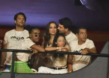 Na noite desta terça-feira (4), a artista assistiu aos últimos desfiles na Marquês de Sapucaí, no Rio • Anderson Bordê /Agnews