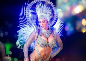 Paolla Oliveira samba como Rainha de Bateria da Grande Rio durante Carnaval carioca • Foto: Eduardo Hollanda