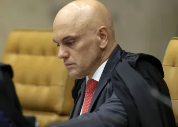 Sob pressão e alvo de fogo amigo, ministro planeja viajar com Lula na sexta