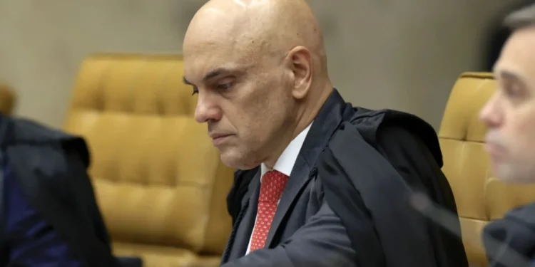 Sob pressão e alvo de fogo amigo, ministro planeja viajar com Lula na sexta